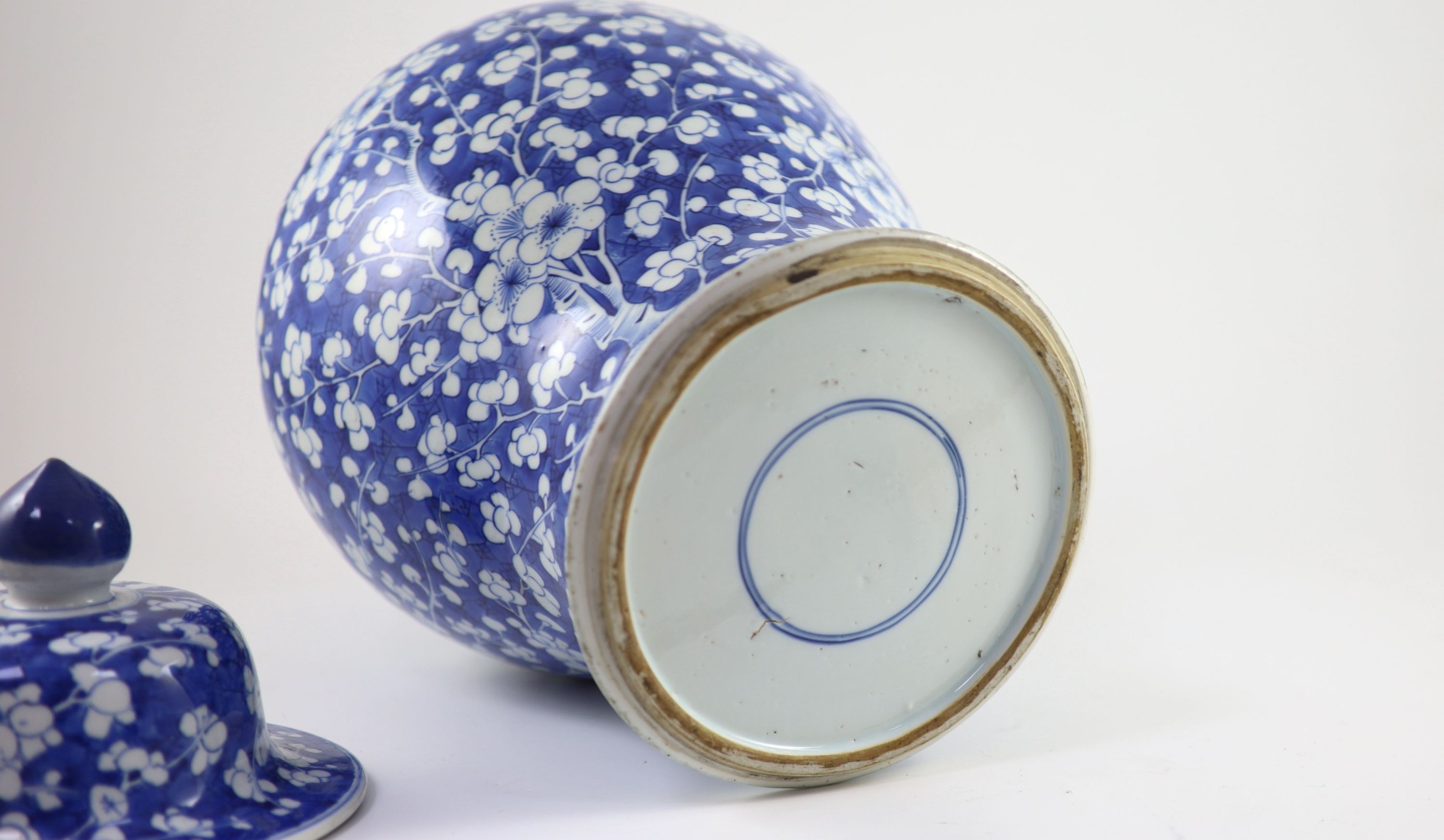 A good Chinese blue and white ‘prunus and cracked ice’ vase and cover, Kangxi period